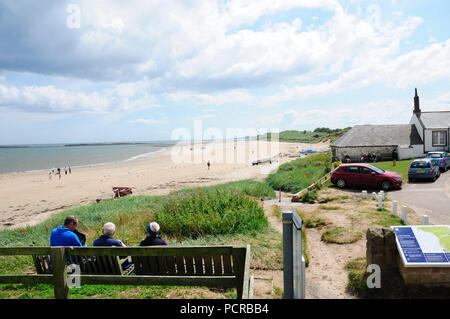 La spiaggia a bassa Newton in riva al mare sulla costa di Northumberland percorso in Northumbria Foto Stock