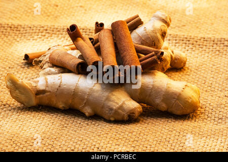 Bastoncini di cannella di radice di zenzero su tela Foto Stock