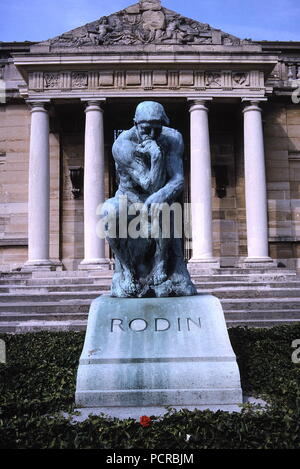 AJAXNETPHOTO. MEUDON, Francia. - Il pensatore - statua in bronzo da artista francese AUGUST Rodin (1840-1917) PRESSO LA VILLA DES BRILLANTI MESEUM RODIN. Foto:JONATHAN EASTLAND/AJAX REF:091066 Foto Stock