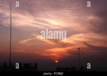 AJAXNETPHOTO. DICEMBRE. PARIGI, FRANCIA - TRAMONTO SULLA TORRE EIFFEL - VISTA DA RUE SAINT-ELEUTHERE, MONT MARTRE, SUI TETTI VERSO LA TORRE EIFFEL VISIBILE IN LONTANANZA NEBBIA INVERNALE AL TRAMONTO. FOTO: JONATHAN EASTLAND/AJAX RIF: 891652 Foto Stock