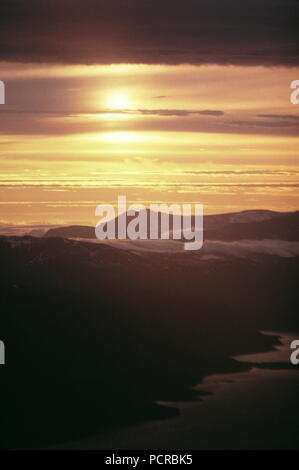 AJAXNETPHOTO. NORBOTTEN, Svezia. - La terra del sole di mezzanotte - Tramonto sul KEBNEKAISE la gamma della montagna di circa 103 miglia a nord del circolo polare artico. Uno dei picchi, il monte KEBNE è il più elevato in Svezia a 2,111 metri (6,926 piedi.) Foto:JONATHAN EASTLAND/AJAX REF:880979 Foto Stock