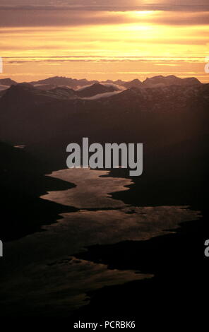 AJAXNETPHOTO. NORBOTTEN, Svezia. - La terra del sole di mezzanotte - Tramonto sul KEBNEKAISE la gamma della montagna di circa 103 miglia a nord del circolo polare artico. Uno dei picchi, il monte KEBNE è il più elevato in Svezia a 2,111 metri (6,926 piedi.). Lago TARFALA può essere visto in primo piano. foto:JONATHAN EASTLAND/AJAX REF:880983 Foto Stock