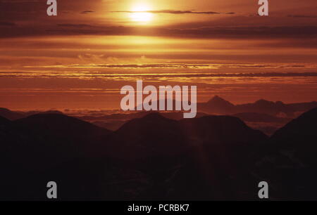 AJAXNETPHOTO. NORBOTTEN, Svezia. - La terra del sole di mezzanotte - Tramonto sul KEBNEKAISE la gamma della montagna di circa 103 miglia a nord del circolo polare artico. Uno dei picchi, il monte KEBNE è il più elevato in Svezia a 2,111 metri (6,926 piedi.) Foto:JONATHAN EASTLAND/AJAX REF:980405 Foto Stock