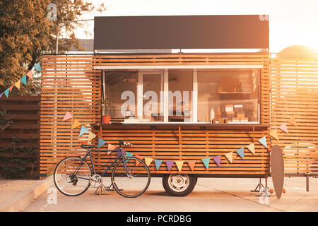 Carrello alimentare con bicicletta durante il tramonto Foto Stock