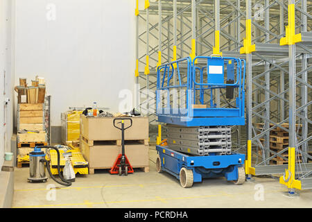 Elevatore a pantografo al sito in costruzione nel magazzino di distribuzione Foto Stock