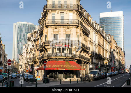 Zona residenziale nel centro della città, triangolo Corner House con tipiche facciate di edifici residenziali a Bruxelles, dietro un ufficio moderno sede, Foto Stock