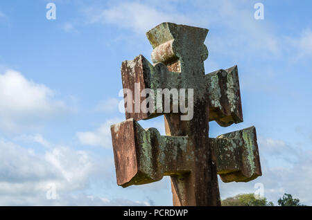 Il gesuita una croce cristiana in pietra con sky in background Foto Stock