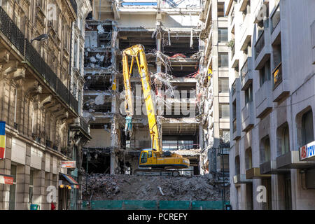 Demolizione di un edificio di grandi dimensioni sulla Rue des Halles nel centro cittadino di Bruxelles Foto Stock