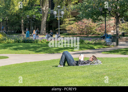 ANN Arbor, MI/USA - Ottobre 20, 2017: individui non identificato sul campus dell'Università del Michigan. Foto Stock