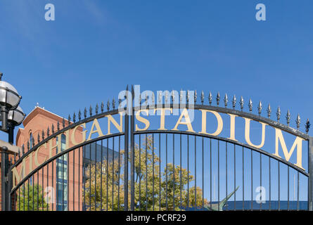 ANN Arbor, MI/USA - Ottobre 20, 2017: Michigan Stadium segno sul campus dell'Università del Michigan. Foto Stock