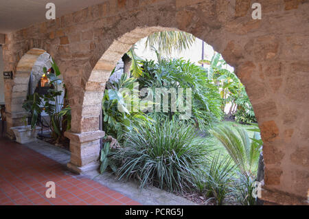 Guardando attraverso il vecchio spagnolo muro di pietra archi nel verde paesaggio della Florida