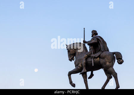 Re Tomislav statua a Zagabria in Croazia su un cielo chiaro Foto Stock