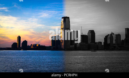 Un tramonto incandescente di cambio colori riempie il cielo di fronte Battery Park, il freddo inverno di sera, trasformando in vintage B&W versione di se stesso, NYC, Stati Uniti d'America. Foto Stock