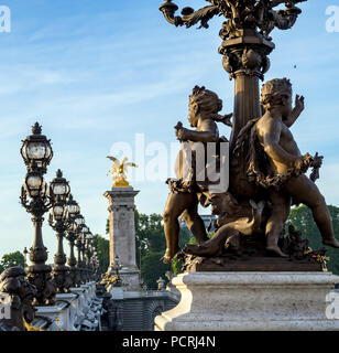 Close-up su una statua di bambini sul Pont Alexandre III bridge - Parigi, Francia. Foto Stock