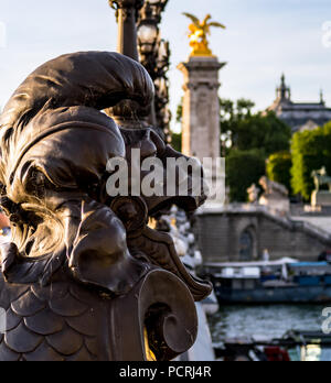 Close-up su una statua di Pont Alexandre III bridge - Parigi, Francia. Foto Stock