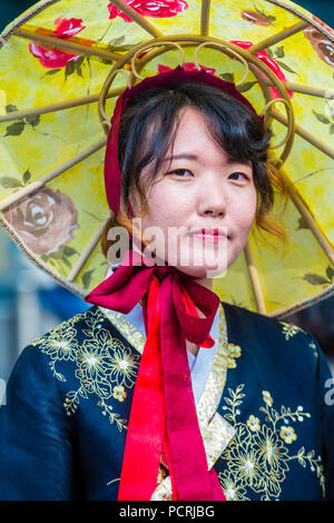 SEOUL - 10 maggio : Coreano donna che indossa abiti Hanbok a Seul in Corea il 10 maggio 2018. Hanbok è un Coreano abbigliamento tradizionale è caratterizzata da vibra Foto Stock