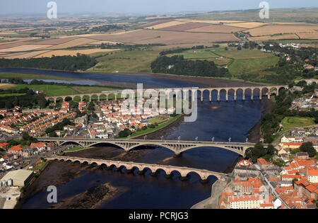 Royal ponte di frontiera a Berwick Upon Tweed dall'aria su 4.9.12 Foto Stock