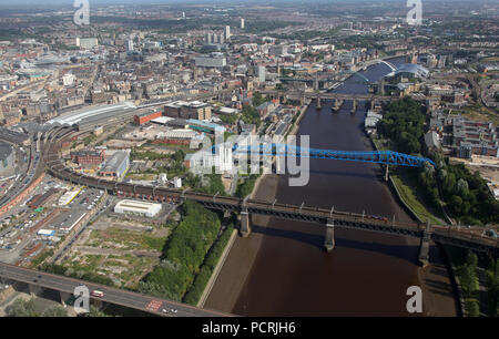 Stazione di Newcastle e il fiume Tyne dall'aria come GBRF 66702 capi un treno di carbone per Tyne Dock sul 4.9.12. Foto Stock