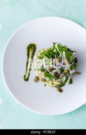 Purea di patate con bistecca di pesce e insalata su piastra bianca Foto Stock