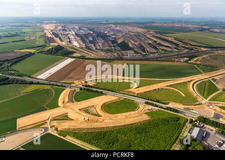 RWE-Power AG, ex Rheinbraun, nuova Autobahnkreuz interscambio, A61 e A44 Autobahnen (autostrade) e Garzweiler I superficie miniera di lignite, Bedburg, Basso Reno, Nord Reno-Westfalia, Germania Foto Stock