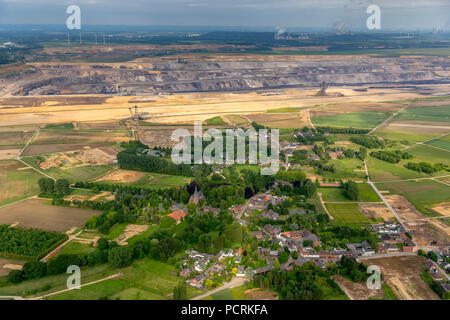 RWE-Power AG, ex Rheinbraun, nuova Autobahnkreuz interscambio, A61 e A44 Autobahnen (autostrade) e Garzweiler I superficie miniera di lignite, Bedburg, Basso Reno, Nord Reno-Westfalia, Germania Foto Stock