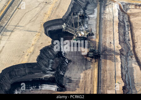 RWE-Power AG, ex Rheinbraun, nuova Autobahnkreuz interscambio, A61 e A44 Autobahnen (autostrade) e Garzweiler I superficie miniera di lignite, Bedburg, Basso Reno, Nord Reno-Westfalia, Germania Foto Stock