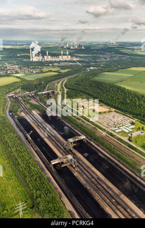 RWE-Power AG, ex Rheinbraun, nuova Autobahnkreuz interscambio, A61 e A44 Autobahnen (autostrade) e Garzweiler I superficie miniera di lignite, Bedburg, Basso Reno, Nord Reno-Westfalia, Germania Foto Stock