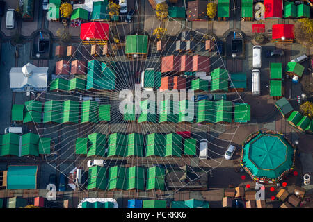 Mercatino di Natale in Piazza Kennedy in Essen-Mitte, nuvole autunnali al di sopra del centro di Essen, vista aerea di Essen, la zona della Ruhr Foto Stock