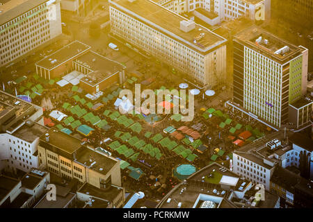 Mercato di Natale, il cibo sulla Piazza Kennedy, Essen, la zona della Ruhr, Nord Reno-Westfalia, Germania Foto Stock