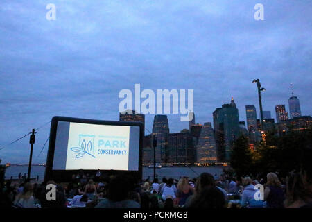 Filmati con una vista dà screening impareggiabile sfondo di Manhattan, nel quartiere finanziario di Brooklyn a luglio 6th, 2017 a New York, Stati Uniti d'America. (Foto di Wojcie Foto Stock