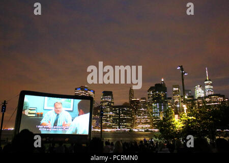 Filmati con una vista dà screening impareggiabile sfondo di Manhattan, nel quartiere finanziario di Brooklyn a luglio 6th, 2017 a New York, Stati Uniti d'America. (Foto di Wojcie Foto Stock