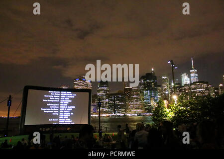 Filmati con una vista dà screening impareggiabile sfondo di Manhattan, nel quartiere finanziario di Brooklyn a luglio 6th, 2017 a New York, Stati Uniti d'America. (Foto di Wojcie Foto Stock