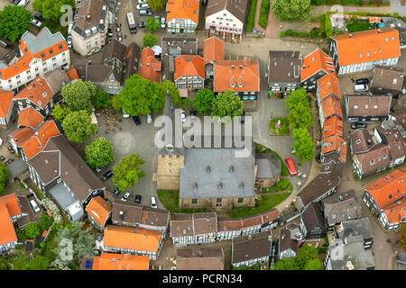 Piazza della chiesa old town Hattingen con chiesa St.Georg, città medievale core, vista aerea di Hattingen Foto Stock