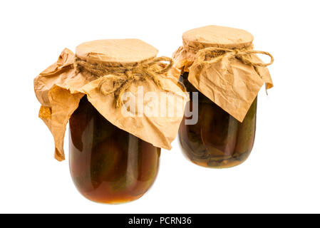 Vasi di vetro con le conserve fatte in casa cetriolo con salsa di pomodoro Foto Stock