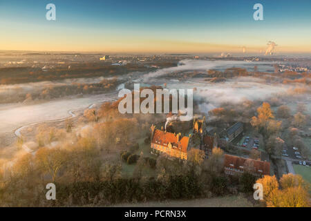 Nebbia di mattina su Lippe. Lippe marsh, castello Heessen, paese hostel, Boarding School di sunrise su Hamm, vista aerea di Hamm, la zona della Ruhr Foto Stock