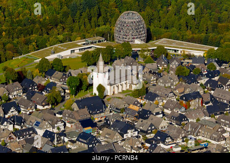 Vista aerea, informazioni turistiche e Oversum Vital Resort, Winterberg, Sauerland, Renania settentrionale-Vestfalia, Germania, Europa Foto Stock