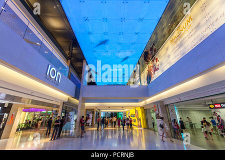 I turisti e i locali di shopping in un centro commerciale, Ion Orchard shopping center, Orchard Road, Singapore, Asia, Singapore Foto Stock