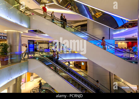 I turisti e i locali di shopping in un centro commerciale, scale mobili, Ion Orchard shopping mall, Orchard Road, Singapore, Asia, Singapore Foto Stock