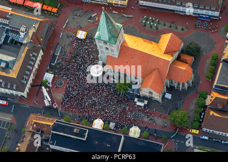 Vista aerea, Paulus chiesa Hamm, grande schermo, calcio, Campionato Europeo, proiezione pubblica, Campionato Europeo Quarti di Finale Germania - Grecia, vista aerea, Hamm, la zona della Ruhr, Renania settentrionale-Vestfalia, Germania, Europa Foto Stock