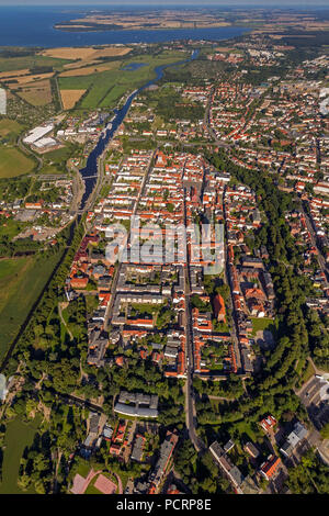 Vista aerea, il centro storico con chiesa Jacobi e St.Nikolai Cattedrale e Piazza del Mercato Centrale, Greifswald, Meclemburgo-Pomerania Occidentale, Germania, Europa Foto Stock