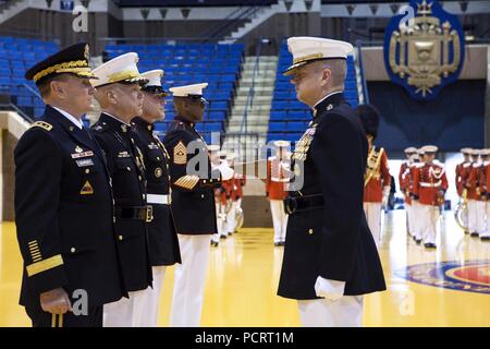 Gen. John R. Allen, diritto, sorge nella parte anteriore del gen. Martin E. Dempsey, presidente del Comune di capi di Stato Maggiore, a sinistra e a gen. James F. Amos, comandante del Marine Corps, prima di ricevere una difesa Distinguished Service Medal durante una cerimonia di pensionamento presso l'Accademia Navale di Annapolis, Md., 29 aprile. Allen si ritira dopo più di trenta anni di fedele servizio al corpo. Foto Stock