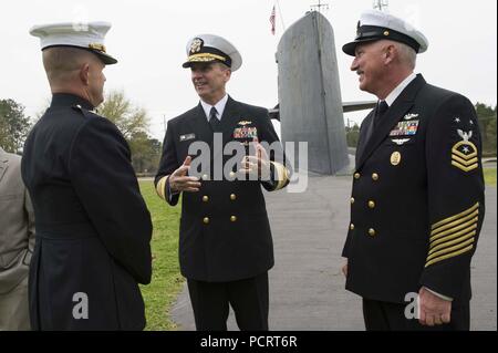 KINGS BAY, Ga. (18 marzo 2014) Capo di operazioni navali (CNO) Adm. Jonathan Greenert colloqui con Navy ROTC Junior istruttori di Camden County High School presso la USS George Bancroft (SSBN 643) Comando presentano durante un impegno della flotta visita alla Naval base sottomarina Kings Bay dove egli e Master Chief Sottufficiali della Marina (MCPON) Mike Stevens ha tenuto un tutte le mani con la chiamata a discutere lo stato attuale e futuro della marina con Kings Bay marinai. Greenert ha parlato anche come oratore principale a un pranzo ospitato dal partenariato di Camden e questioni affrontate dal gruppo di bilancio circa conc Foto Stock
