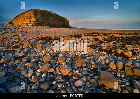 Llantwit Major Beach e scogliere catturati in ultima luce. Galles del Sud (2) Foto Stock