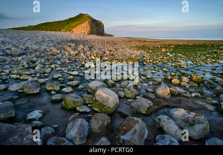 Llantwit Major Beach e scogliere catturati in ultima luce. Galles del Sud (4) Foto Stock