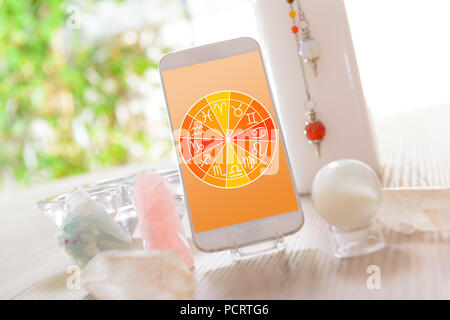 Segni zodiacali e smart phone con sfere di cristallo. Concetto moderno di astrologia. Foto Stock