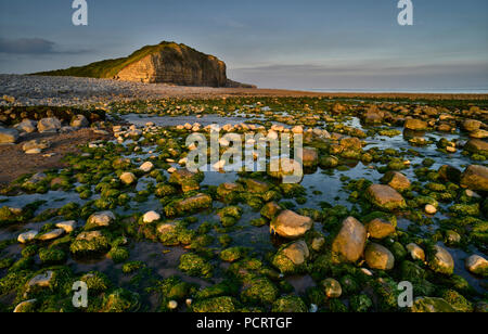 Llantwit Major Beach e scogliere catturati in ultima luce. Galles del Sud (6) Foto Stock