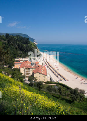 La splendida e incontaminata spiaggia di Numana, il monte Conero, Italia. Foto Stock