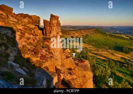 Pinnacolo di roccia sul bordo Curbar al tramonto, il Peak District, Inghilterra (1) Foto Stock