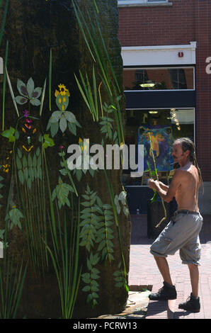 Glenn Gombas' e il suo temporaneo di creazioni artistiche possono spesso essere trovati presso la fontana di roccia di Pearl Street Mall di Boulder, in Colorado. L'acqua che scorre ov Foto Stock