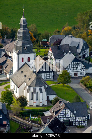 Chiesa in Eversberg Al Schlossberg, Eversberg, legname framing village, Meschede, Sauerland, Nord Reno-Westfalia, Germania Foto Stock